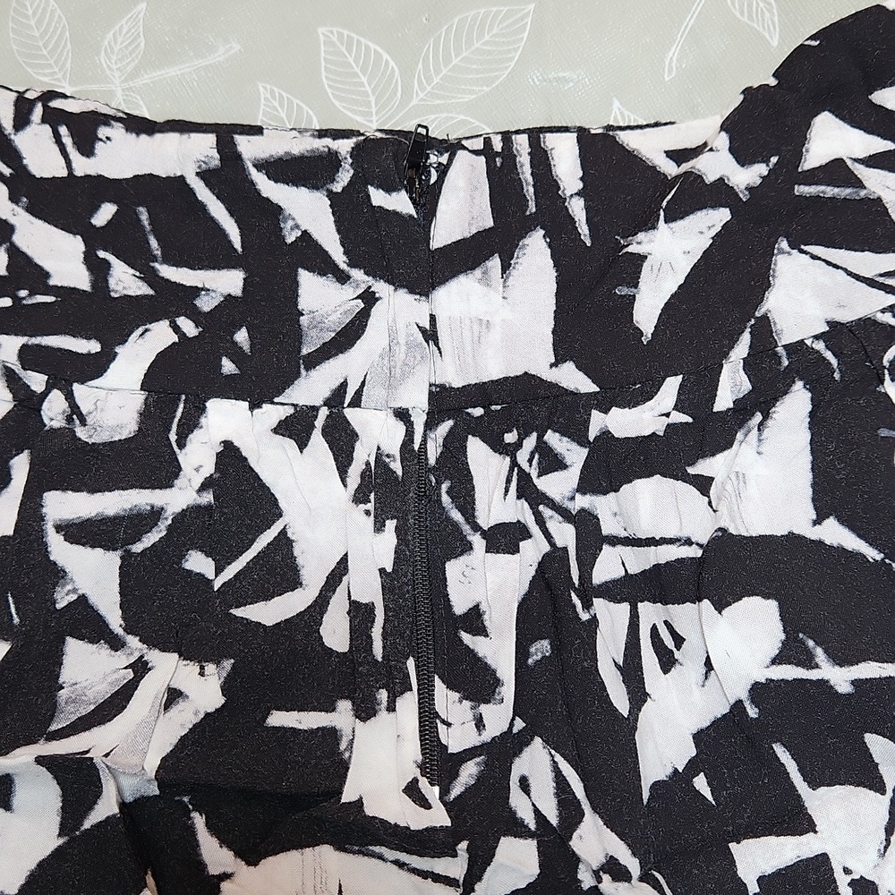 Dynamite Shorts - Picture 2 of 6
